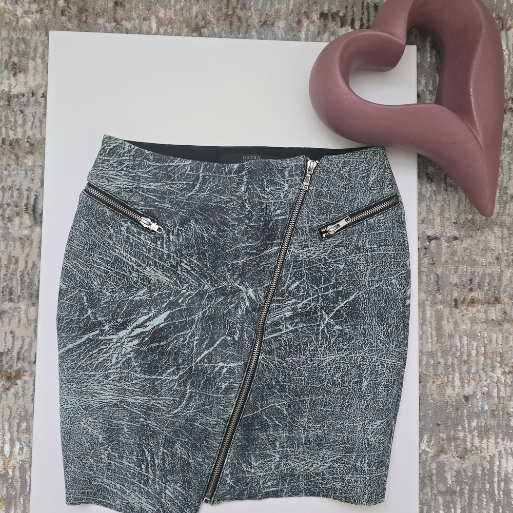💚 Asymmetrical Mini Skirt with Bold Zipper Accents – GUESS (Size S)